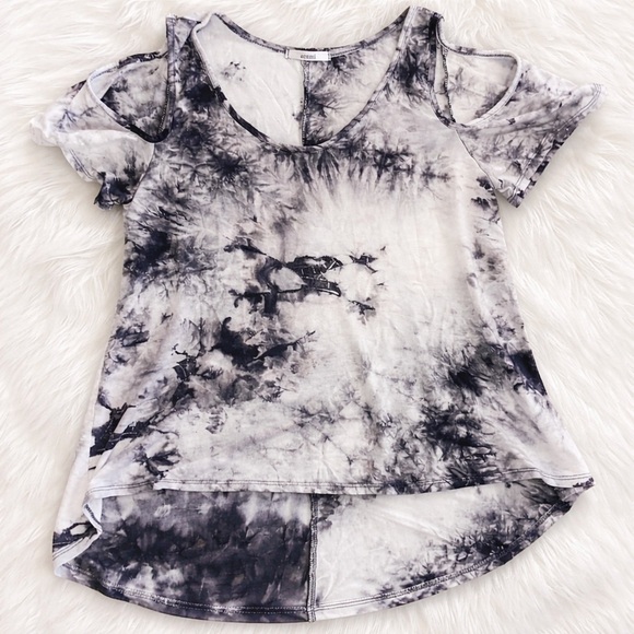 Acemi Tops - Acemi Tie Dye Cold Shoulder Top Women’s Medium Black Gray Flowy Trendy